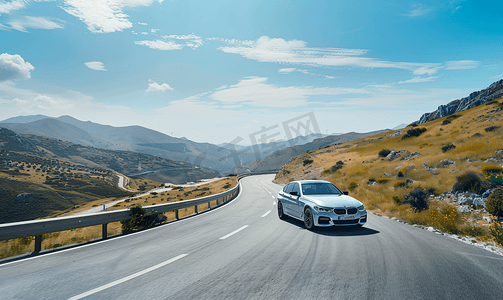 美丽的弯曲道路景观与蓝天和宝马