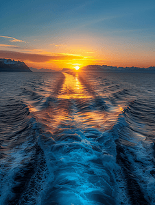 从挪威附近的一艘游轮上拍摄的海上日落图像