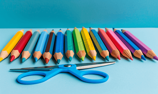 塑料桶摄影照片_蓝色背景中的塑料剪刀和彩色木铅笔