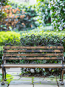 带金属漩涡的老式木制花园长凳