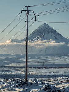 堪察加半岛的维柳钦斯基火山和高压输电线