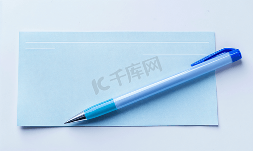 空白蓝色空白支票和塑料笔