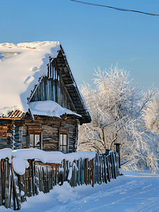 冬天村里的房子老房子屋顶上有很多雪