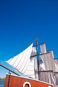 河北省沽源县库伦淖景区湖畔停靠的复古帆船