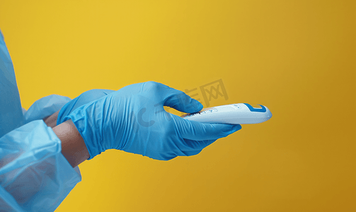 戴着蓝色乳胶手套的医生用电子非接触式装置测量体温