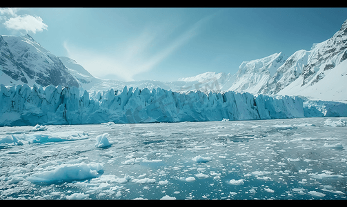 斯瓦尔巴群岛的冰川和背后的雪山