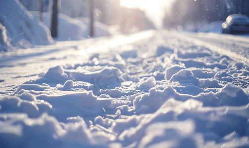 停车场积雪道路上的雪堆暴风雪过后