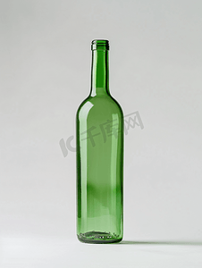 软木背景摄影照片_白色背景中分离出的空酒瓶