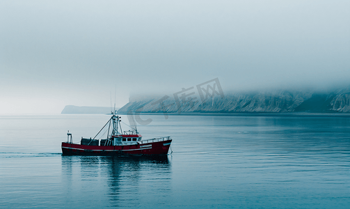 堪察加半岛沿岸太平洋灰色早晨的渔船