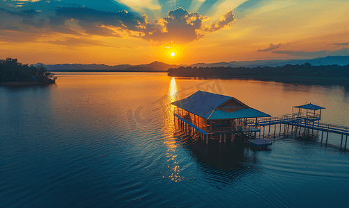 泰国水库和筏屋的日落景观鸟瞰图
