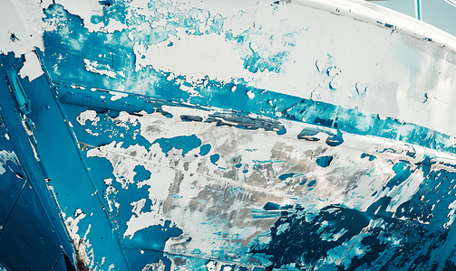 呆萌艺术字摄影照片_带有腐蚀盐和剥漆痕迹的抽象游艇船体表面