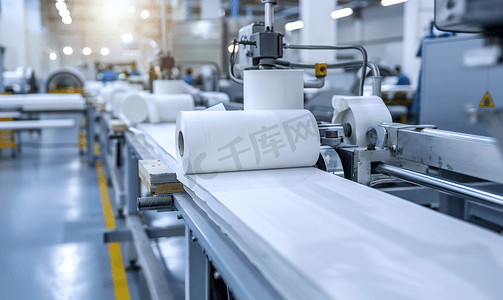 工厂生产线上机器卷起的卫生纸