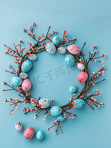 浅蓝色背景上的复活节彩蛋花环