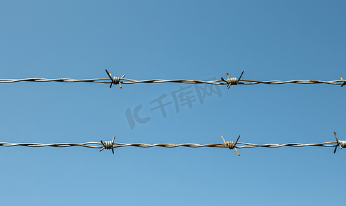天空围栏摄影照片_双线铁丝网与蓝天