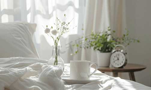 早晨家庭例行事务床头柜上的白色杯子和闹钟