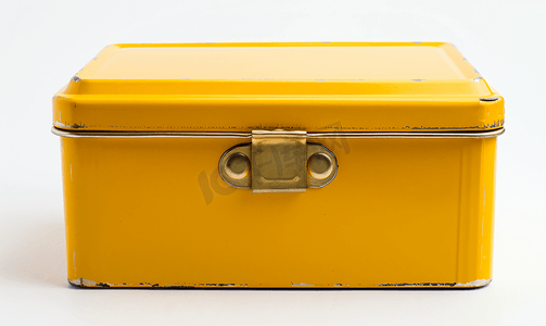 封闭的空黄色金属盒关闭孤立在白色背景