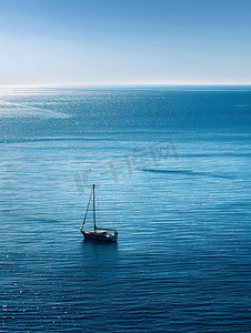 一艘船孤独的船长在蓝色的大海中航行