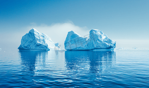 三座巨大的蓝色冰山在南极洲中部漂流过大海