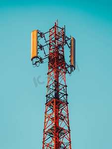 在蓝色背景的卫星电信蜂窝通信天线塔
