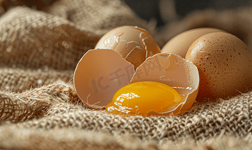 新鲜鸡蛋上袋破蛋壳蛋黄