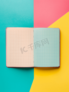 五一节通知摄影照片_彩色背景顶视图平躺上的空白纸笔记本
