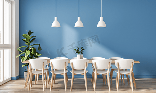 白色桌椅摄影照片_简单的斯堪的纳维亚餐厅的蓝色墙壁配有木质和白色的公共桌椅