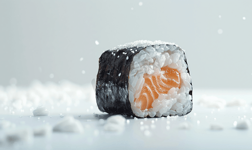 生姜图标摄影照片_桌上有鲑鱼虾和米卷的寿司卷