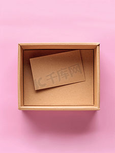 粉红色背景上空开的工艺盒带复印空间