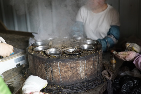 云南普洱茶山土著村民蒸茶叶制茶场景