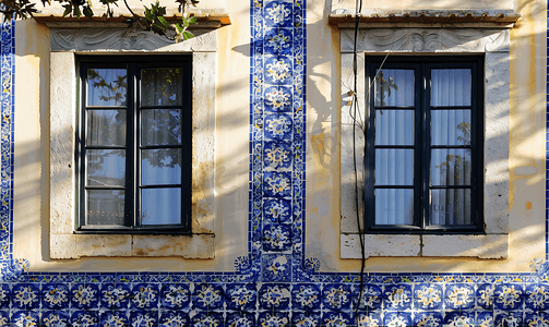 文化墙空白背景摄影照片_里斯本窗户墙上有典型的葡萄牙瓷砖
