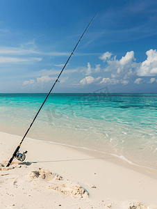 热带海滩白色沙子中的钓鱼竿