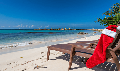 热带白色海滩日光浴躺椅上的红色圣诞袜和圣诞老人帽子