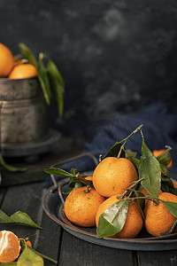 铁托盘里的橘子水果