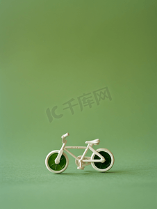 卡通蓝色的背景摄影照片_绿色背景上的玩具自行车