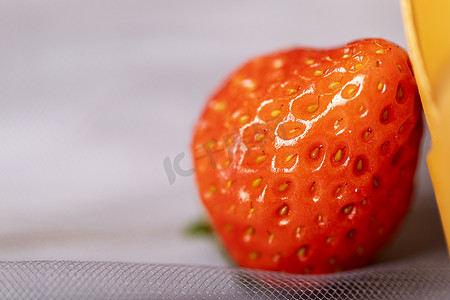 水果奶油摄影照片_夏季水果草莓牛奶草莓