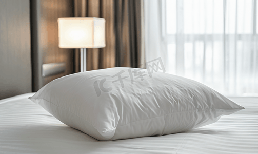 祈福设计摄影照片_酒店床头板上带床单的枕头
