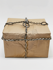 工艺盒用链条包裹并上锁禁止禁忌