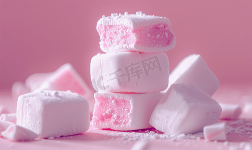 白巧克力浆摄影照片_自制棉花糖粉色和白色棉花糖自制糖果
