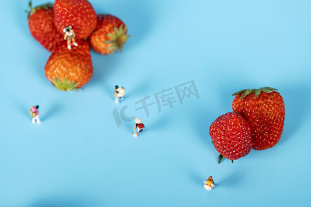 草莓水果海报摄影照片_水果草莓微缩创意海报
