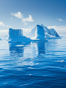 三座巨大的蓝色冰山在南极洲偏僻的地方漂过大海