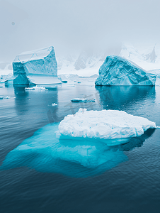 三座巨大的蓝色冰山在南极洲偏僻的地方漂过大海