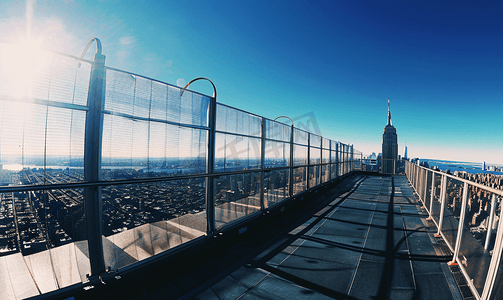从纽约帝国大厦屋顶欣赏美丽的景色