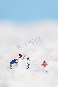 雪地上堆雪人的孩子们