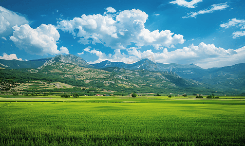 克罗地亚驾车时欣赏山脉、丘陵和农业区的自然景观