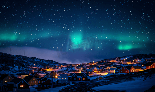 格陵兰岛努克郊区的北极村和北极光的绿色波浪