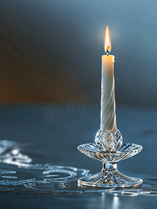 蜡烛小火苗摄影照片_水晶烛台上的蜡烛