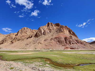 西藏山南的红山