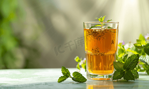 玻璃杯中的草药茶