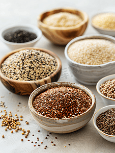藜麦混合在碗里其他种子放在桌上的碗里健康食品