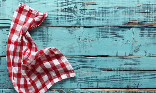 蓝色木质背景上白色红色格子厨房毛巾